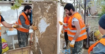 AFAD gönüllüleri selden etkilenen bölgelerde yaraları sarıyor
