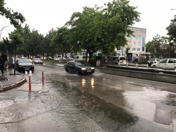 Afyon’da sağanak yağış etkili oldı
