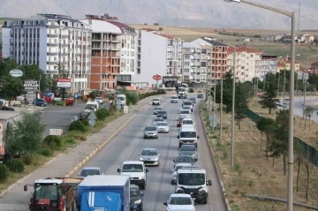 Afyonkarahisar-Antalya karayolunda bayram trafiği başladı
