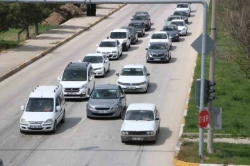 Afyonkarahisar’da karayollarında yoğunluk yaşanmaya başlandı
