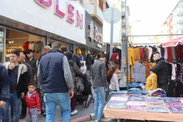 Afyonkarahisar’da kurulan bayram pazarında Arife günü yoğunluğu
