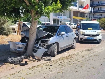 Ağaca çarpan otomobil hurdaya döndü, sürücü kazayı yaralanmadan atlattı
