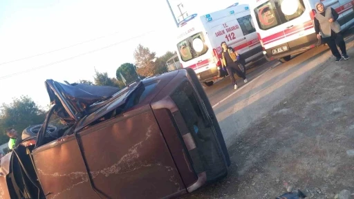 Ağaca çarparak devrilen Tofaş kağıt gibi ezildi: 3 yaralı
