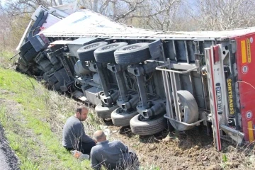 Ağaca çarparak parçalanan ekmek teknesini endişeli gözlerle izledi
