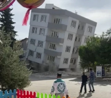 Ağır hasarlı bina yıkım esnasında kepçenin üzerine çöktü
