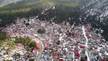 Ağır hasarlı cami minaresi kontrollü olarak yıkıldı
