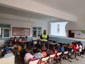 Ağrı’da jandarma ekipleri trafik kuralları hakkında öğrencileri bilgilendiriyor
