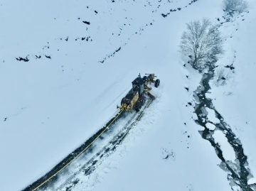 Ağrı’da &quot;Kar Kaplanları&quot; kapanan yollar için seferber oldu
