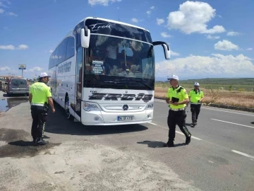 Ağrı’da trafik polisleri bayram öncesi emniyet kemeri denetimi yaptı
