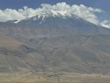 Ağrı Dağı’na yaz mevsiminden sonra ilk kar düştü
