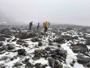 Ağrı Dağı’nda, dağcılara kar ve tipi engeli
