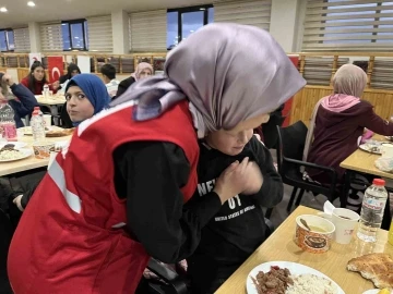 Ağrılı yetimler Kızılay’ın iftar sofrasında buluştu
