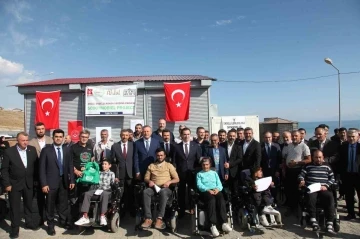 Ahlat’ta 50 engelliye akülü araç hediye edildi
