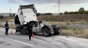 Ahlat’ta tırlar çarpıştı: 2 yaralı
