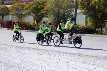 Aile boyu bisiklet ile ayda 400 kilometre pedal çeviriyorlar
