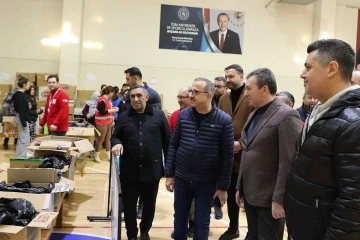 AK Parti İzmir İl Başkanı Sürekli: &quot;147 tır bölgeye gönderildi”