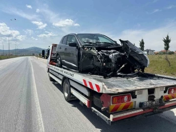 AK Parti’li belediye başkanının aracı tırla çapıştı, feci kaza anı kameraya yansıdı
