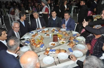 AK Parti’nin iftar sofrası binlerce kişiyi ağırladı
