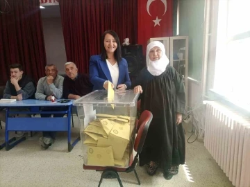 AK Partili belediye başkanları sandık başında
