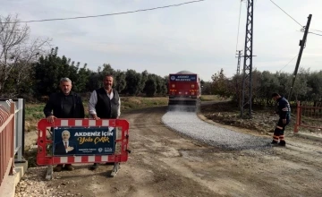 Akdeniz’de asfaltlama çalışmaları sürüyor