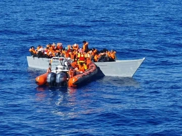 Akdeniz’de sürüklenen teknedeki 117 göçmen kurtarıldı
