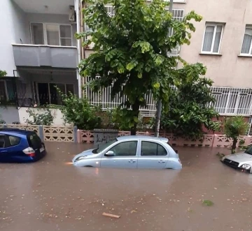 Akhisar’da sağanak: Sokaklar göle döndü, birçok bina ve işyerini su bastı
