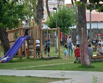 Akhisarlılar Şehit Necdi Şentürk Parkı’nı çok beğendi
