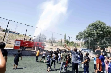 Aksaray’da 41 derece sıcaklıkta bunalanları itfaiye su sıkarak serinletti
