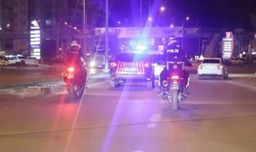 Aksaray’da film sahnelerini aratmayan polis-şüpheli kovalamacası kamerada
