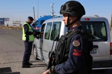 Aksaray jandarmadan uzun namlulu silahlarla denetim
