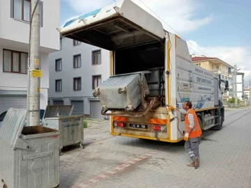 Akşehir’de çöp konteynerleri yerinde yıkanarak dezenfekte ediliyor
