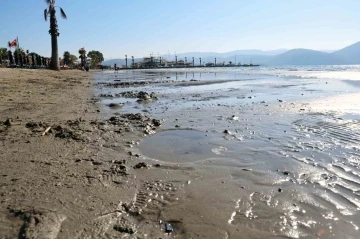 Akyaka’da deniz suyu 10 metre çekildi
