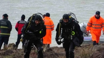 Alabora olan tekneden düşen iki çocuk babasını arama çalışmaları sürüyor
