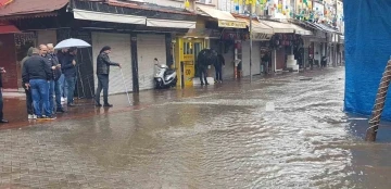 Alanya’da rögarlar taştı, çarşı merkezini su bastı
