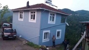 Alaplı’da eve yıldırım düştü tüm elektrik hatları yandı
