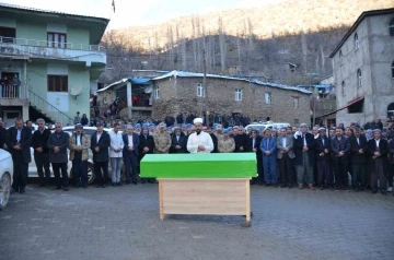 Albay, vefat eden korucubaşının mezarına kendi elleriyle toprak attı
