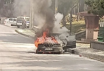 Alev alev yanan otomobilden geriye hurda yığını kaldı
