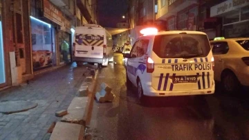 Alkollü servis sürücüsü kaldırıma çıktı: 2 yaralı
