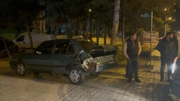 Alkollü sürücü park halindeki araca çarptı, kaçarken yakalandı
