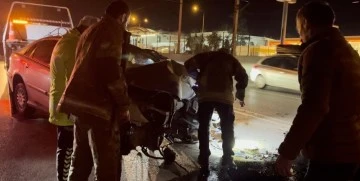 Bursa'da alkollü sürücü yol ayrımındaki direğe çarptı: 3 arkadaş otomobilde sıkıştı
