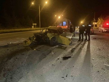 Alkollü ve ehliyetsiz sürücü yol kenarında duran tıra çarptı: 3 yaralı