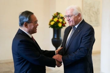 Almanya Cumhurbaşkanı Steinmeier ile Çin Başbakanı Li Berlin’de bir araya geldi
