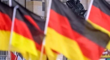Almanya İran elçilik çalışanlarını sınır dışı ediyor