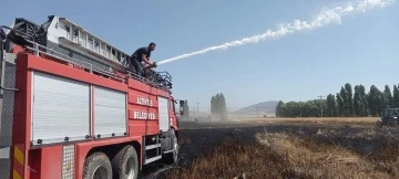 Altıntaş’ta çıkan yangında 60 dekar hububat ekili alan zarar gördü
