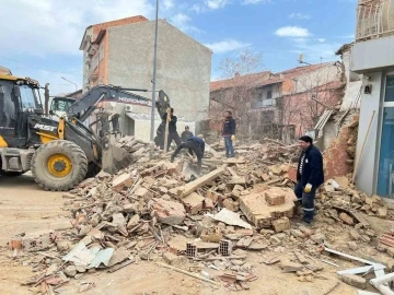 Altıntaş’ta tehlike arz eden metruk binalar yıkılıyor