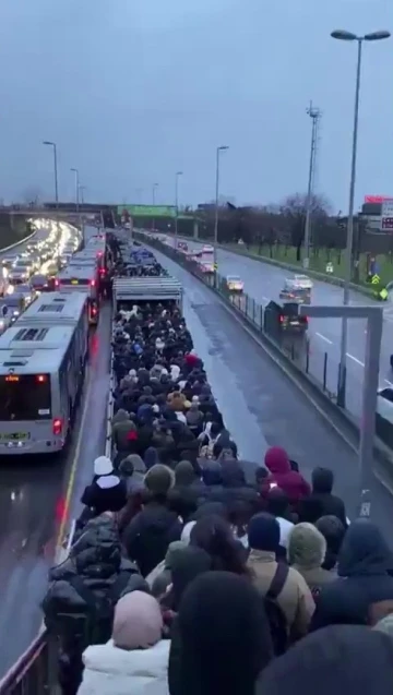 Altunizade metrobüs durağında insan seli
