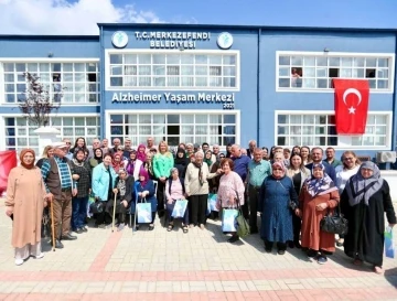 Alzheimer Yaşam Merkezi’ndeki anneler unutulmadı
