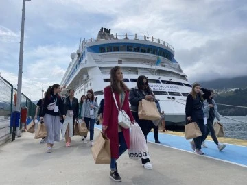 Amasra sezonun ilk kruvaziyerini ağırladı