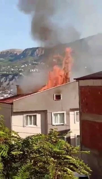 Amasya’da 4 katlı binanın çatısı alev alev yandı
