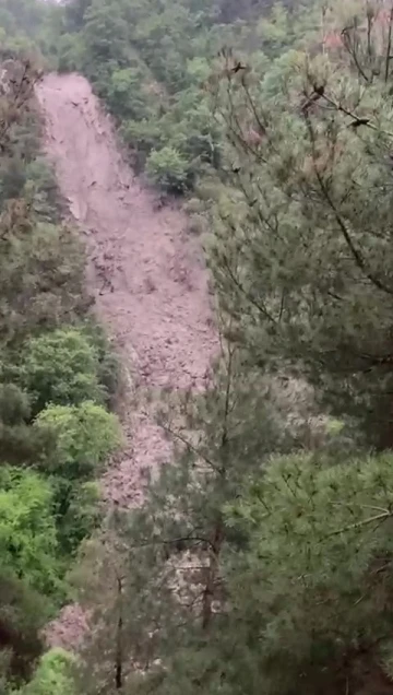 Amasya’da heyelan anı kamerada
